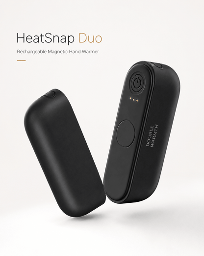 HeatSnap™ Duo : deux chauffe-mains rechargeables noirs, au fini lisse, séparés en modules avec boutons de commande et indicateurs lumineux.