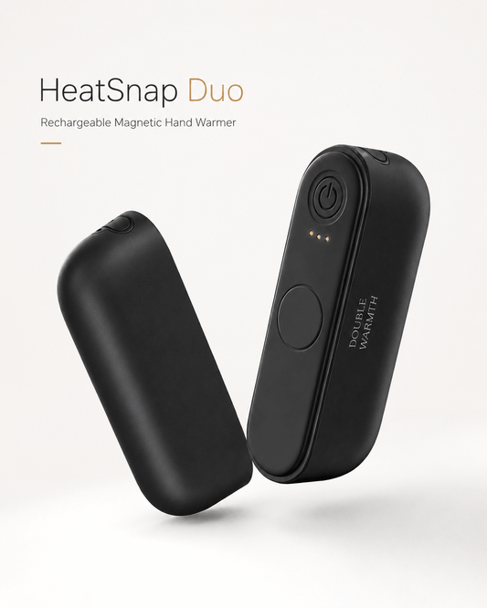 HeatSnap™ Duo : deux chauffe-mains rechargeables noirs, au fini lisse, séparés en modules avec boutons de commande et indicateurs lumineux.