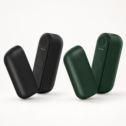 Chauffe-mains rechargeables HeatSnap Duo noirs et vert foncé, présentés côte à côte en deux modules séparables.